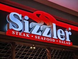 Bangkok, thailand januari 14, 2024 sizzler tecken. sizzler restaurang är amerikan restaurang kedja den där ha huvudkontor i kalifornien den där grundad i januari 1958. foto