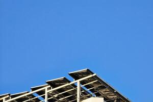 sol- cell systemet på de tak med blå himmel bakgrund. foto