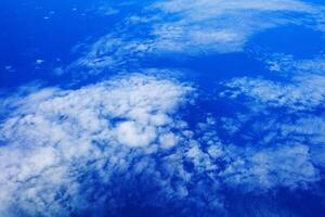 topp se av moln från flygplan fönster. foto