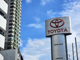 Bangkok, thailand oktober 11, 2023 Toyota tecken. Toyota motor företag är en japansk multinationell bil- tillverkare, den var grundad i augusti 28, 1937. foto