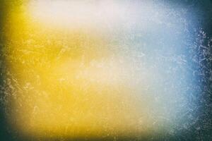 abstrakt smuts och repor på årgång repig filma bakgrund med gul ljus läcka. foto