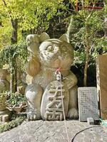 fukuoka, japan november 14, 2023 skulptur av tur- katt på nanzoin tempel var är landmärke av sasaguri, fukuoka, japan. foto