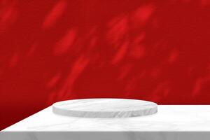 minimal marmor cylinder podium på de tabell med röd betong vägg bakgrund, lämplig för premie produkt presentation bakgrund, visa, och falsk upp. foto