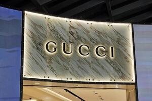 Bangkok, thailand november 10, 2023 gucci tecken. gucci är ett italiensk lyx mode hus baserad i Florens, Italien, var grundad i 1921. foto