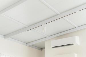 luft konditionering systemet. ren inomhus- klimat. med Avancerad teknologi och energi effektiv drift, vit rum vägg monterad enhet ser till optimal temperatur och ventilation. foto