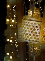 stänga upp bambu vävning lampa, upplyst lampa, dekorativ produkt, Hem dekor, lokal- hand hantverk, selektiv fokus med bokeh bakgrund foto