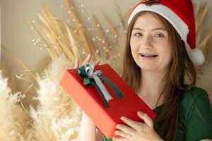 porträtt av Tonårs flicka med jul gåva låda. foto