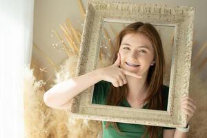 porträtt av Tonårs flicka med tandställning i bild ram foto