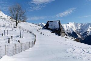 se av en berg by under vinter. snö vit landskap och bergsbo livsstil. foto