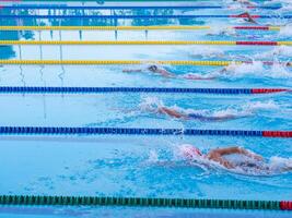 ung män simmare i de konkurrens. begrepp av sport foto