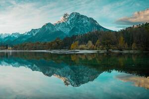 skön sjö jasna i kranjska gora med synlig reflektioner av rakapparat och skrlatica i de vatten i tidigt höst foto