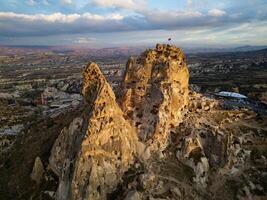 antenn panorama- se av de uchisar slott i Kappadokien, Kalkon under solnedgång. detta lång vulkanisk-rock häll är ett av Kappadokiens mest framträdande landmärken. foto