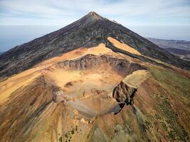 antenn se av pico viejo vulkan med montera teide i de bakgrund i teneriffa, kanariefågel öar, Spanien. pico viejo har en spektakulär 800 meter diameter krater. känd destinationer för vandrare. foto