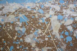 abstrakt fläckar, droppar av gul blå vit måla på en brun trä- yta foto