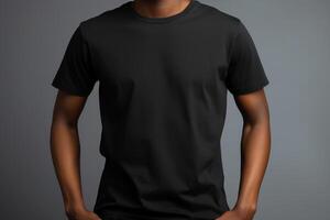 ai genererad svart klassisk crewneck t-shirt attrapp med modell 1 foto