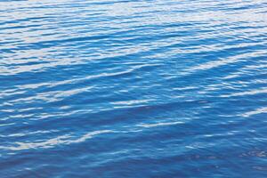 skön hav landskap med vågor av blå Färg foto