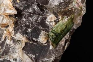 makro sten turmalin mineral på en svart bakgrund foto