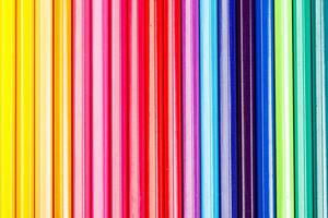 makro flerfärgad pennor på en vit bakgrund foto