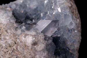 celestine mineral sten makro på mikroklin på svart bakgrund foto