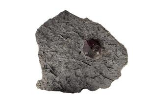 makro mineral sten granat i sten på en vit bakgrund foto