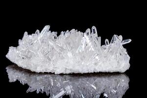 makro mineral sten strass i kristaller på en svart bakgrund foto