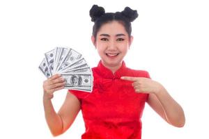 porträtt asiatisk kvinna röd klänning traditionell cheongsam håller pengar 100 amerikanska dollarsedlar på vit bakgrund