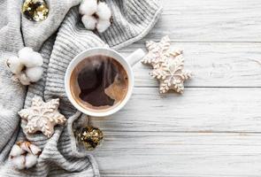 julkomposition med kopp kaffe och dekorationer foto