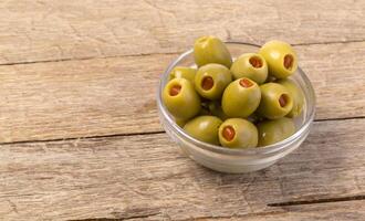 de grön oliver i skål foto