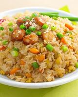 ai genererad utsökt kryddad varm vegetabiliska friterad ris ai genererad foto