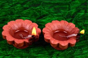 glad diwali - diya-lampor tänds under diwali-firandet. färgglada och dekorerade lyktor tänds på natten vid detta tillfälle med blomma rangoli, godis och presenter. foto
