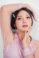 porträtt av en ung skön asiatisk kvinna bär en rosa klänning, skönhet skjuta begrepp foto