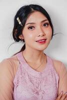 porträtt av en ung skön asiatisk kvinna bär en rosa klänning, skönhet skjuta begrepp foto