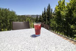 en röd vin med citron- soda, kallad tinto de verano i spanska. i de bakgrund de skön natur av de sierra de cazorla, jaen, Spanien. foto