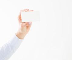 kvinnlig hand som håller visitkort isolerad på vit bakgrund. kopieringsutrymme foto
