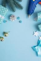 jul och nyår presentförpackning med dekor och plats för text. xmas bakgrund