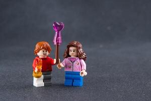 ron och hermione. LEGO Harry krukmakare minifigurer. barns designer leksak tillverkad av tegelstenar och plast delar. Ukraina, kyiv - januari 17, 2024 foto