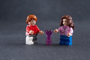 ron och hermione. LEGO Harry krukmakare minifigurer. barns designer leksak tillverkad av tegelstenar och plast delar. Ukraina, kyiv - januari 17, 2024 foto