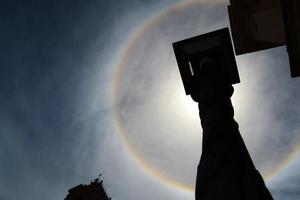 22 graders halo.regnbågsring runt solen foto