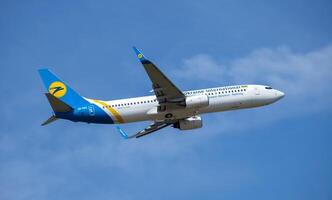 Ukraina, odessa - juli 16, 2021. passagerare flygplan ur-psz ukraina internationell flygbolag boeing 737-800 plan på odesa flygplats. resa och flyg. foto