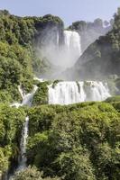 marmore vattenfall i umbrien regionen, Italien. fantastisk kaskad som plaskar ut i naturen. foto