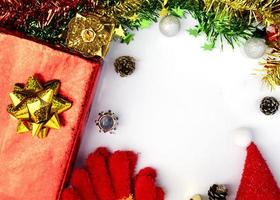 jul ram av färg röd presentförpackning, gran grenar på vita bakgrunder ovan foto