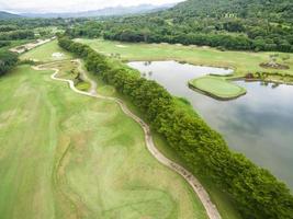 Flygfoto över vacker golfbana foto