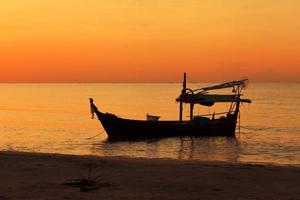 silhuett av fiskebåt vid solnedgången