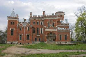 övergivet slott i rött tegel foto