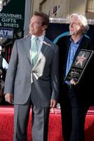 arnold schwarzenegger James cameron på de hollywood promenad av berömmelse ceremoni för James cameron egyptisk teater trottoar los angeles, ca december 18, 2009 foto