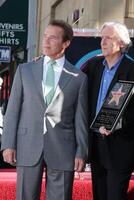 arnold schwarzenegger James cameron på de hollywood promenad av berömmelse ceremoni för James cameron egyptisk teater trottoar los angeles, ca december 18, 2009 foto