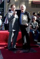 arnold schwarzenegger James cameron på de hollywood promenad av berömmelse ceremoni för James cameron egyptisk teater trottoar los angeles, ca december 18, 2009 foto