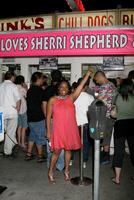 exklusiv sherri herde stannar förbi rosas varm hund stå som hedrad henne med en välkomnande tecken i hollywood, ca juni 19, 2008 exklusiv foto