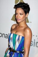 rihanna anländer på de pre-grammy fest uppfyllande clive davis på de beverly hilton hotell i beverly kullar, ca på februari 7, 2009 foto