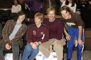 domkraft wagner, söner Peter och harrison söner vän jake harlem globetrotters spel häftklamrar Centrum los angeles, ca februari 20, 2006 foto